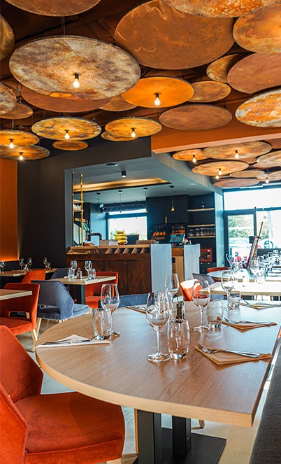 Notre salle à manger chaleureuse et accueillante, idéale pour un dîner en tête-à-tête à Rennes