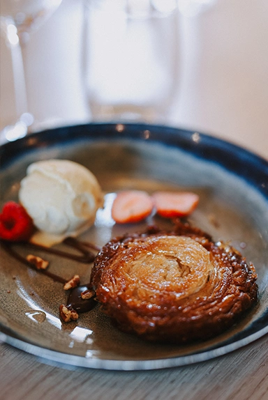 Le kouign-amann de l'Atre est réalisé avec des ingrédients de qualité et cuit à la perfection pour une texture caramélisée et fondante
