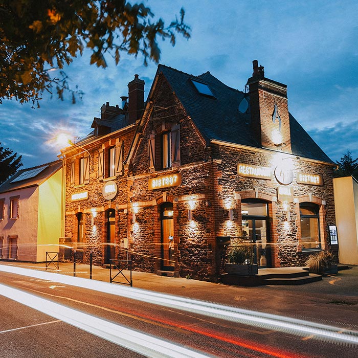 Le restaurant l'Âtre est situé à Rennes, tout près des étangs d'Apigné